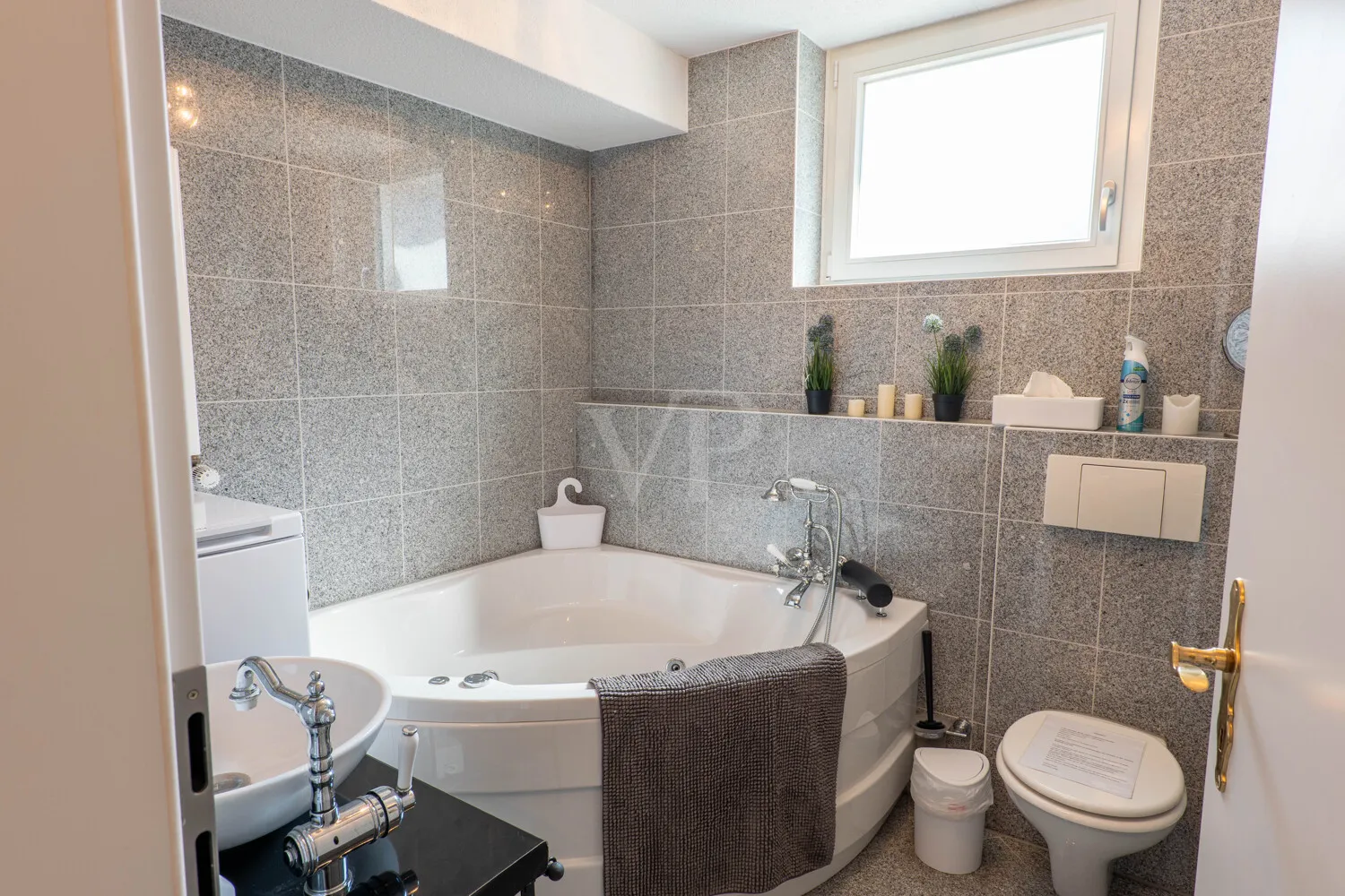 Badezimmer im 3. Obergeschoss mit Whirlpoolbadewanne für entspannte Stunden