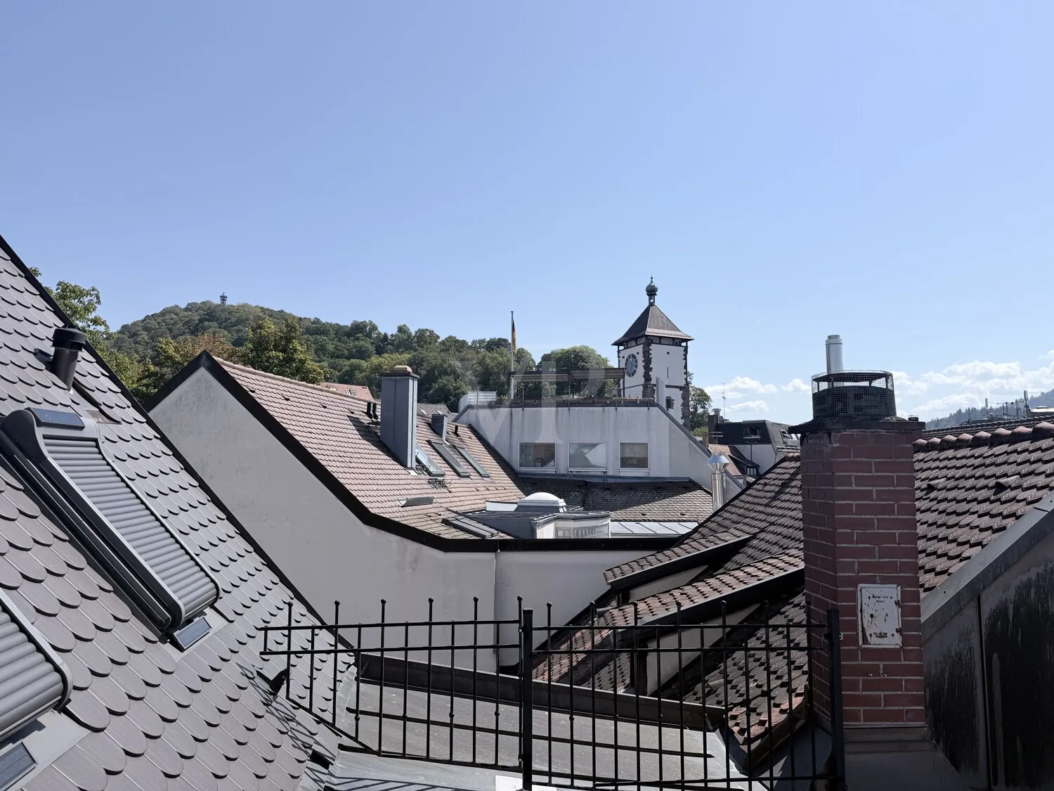 Sonnenterrasse vom Dachspitz mit Weitblick zum Schwabentor und Schlossbergturm