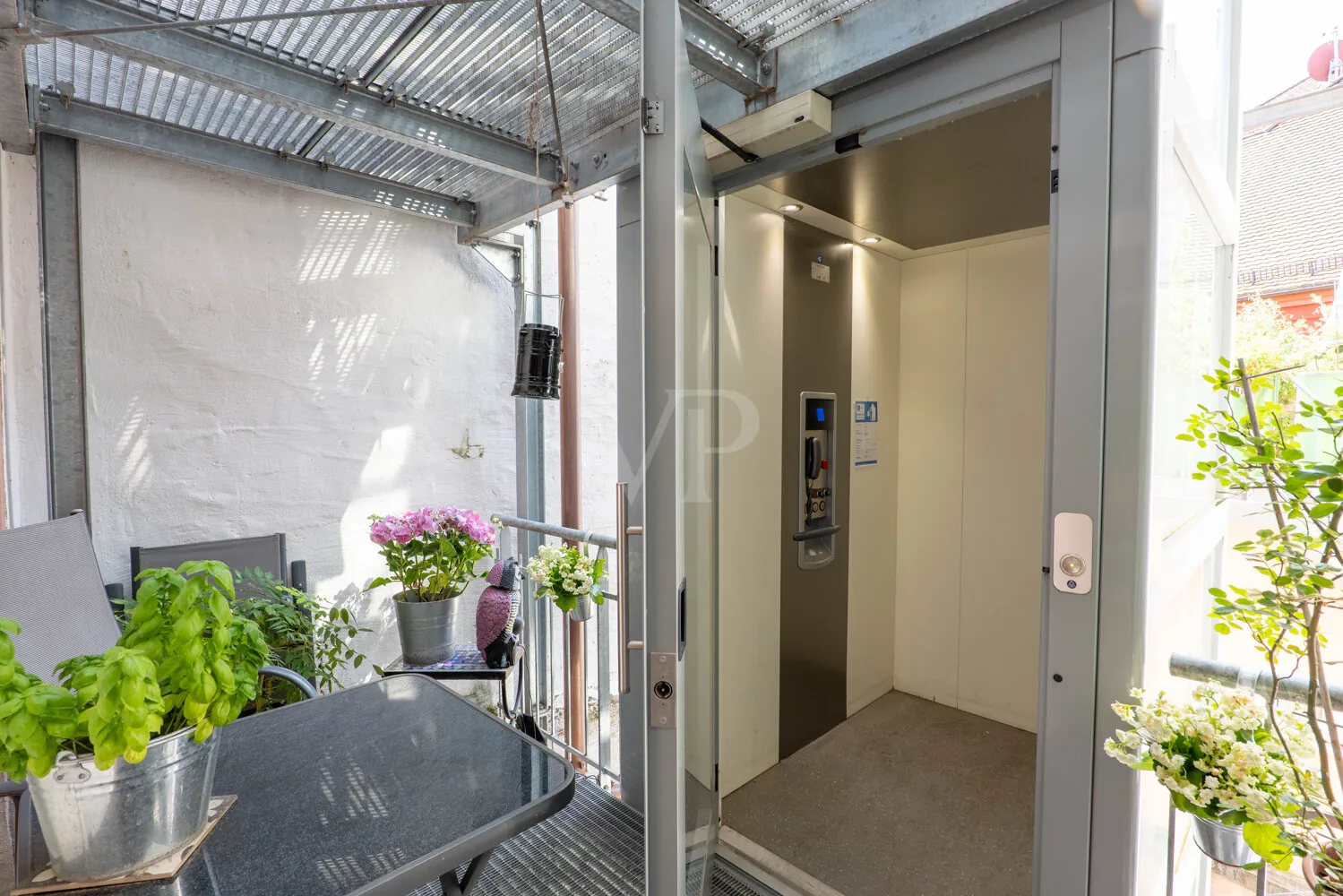 3 Etagen haben einen Balkon, EG über Terrasse,  mit direktem Zugang zum Behindertenaufzug