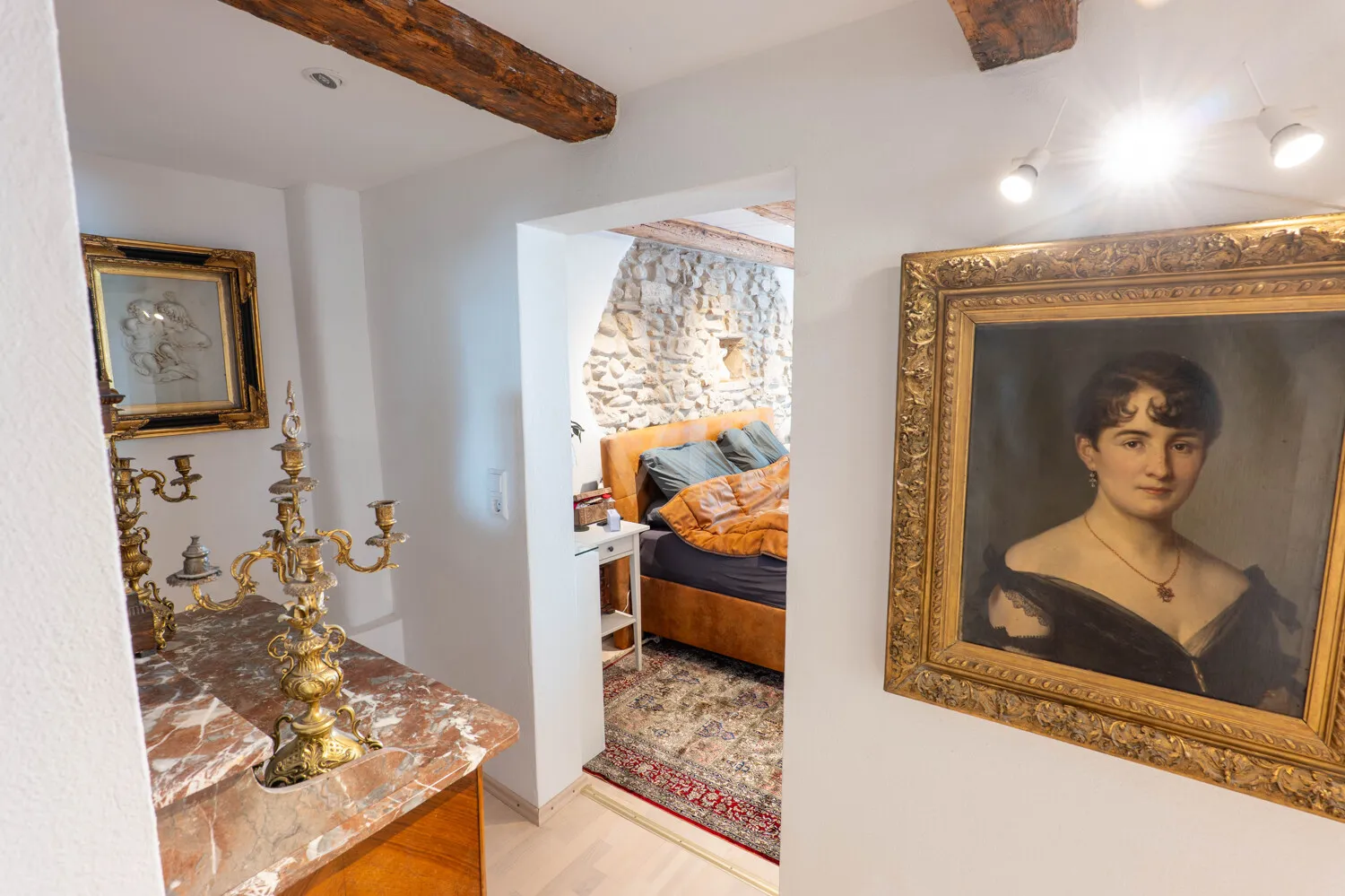 Flur mit Blick ins exquisite Schlafzimmer im 1. Obergeschoss