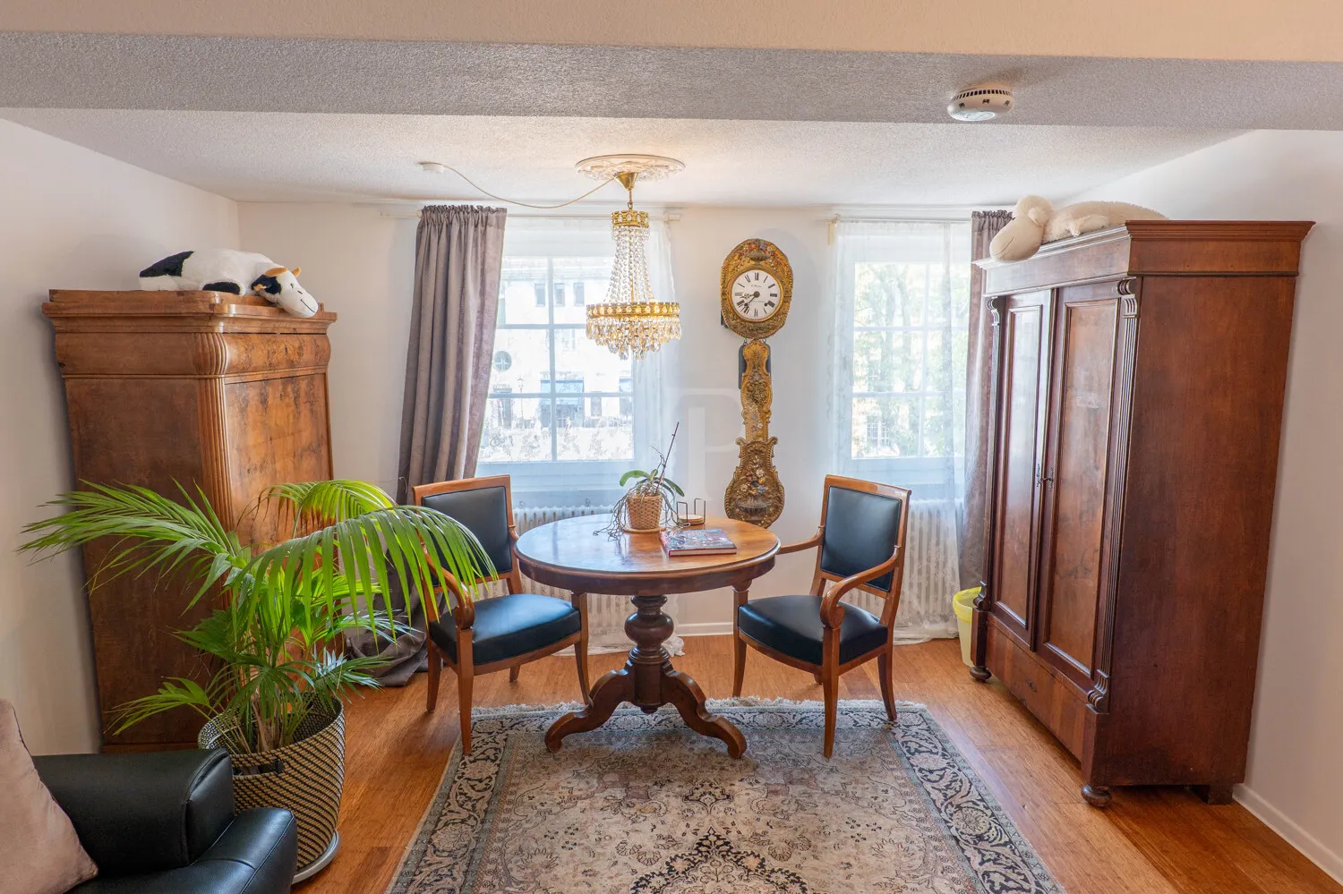 Representative Essgruppe im Wohnzimmer im 3.Obergeschoss mit angrenzender Sofaecke und Münsterblick