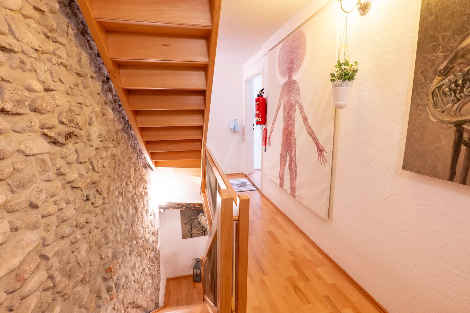Treppenhaus mit historischer Steinwand