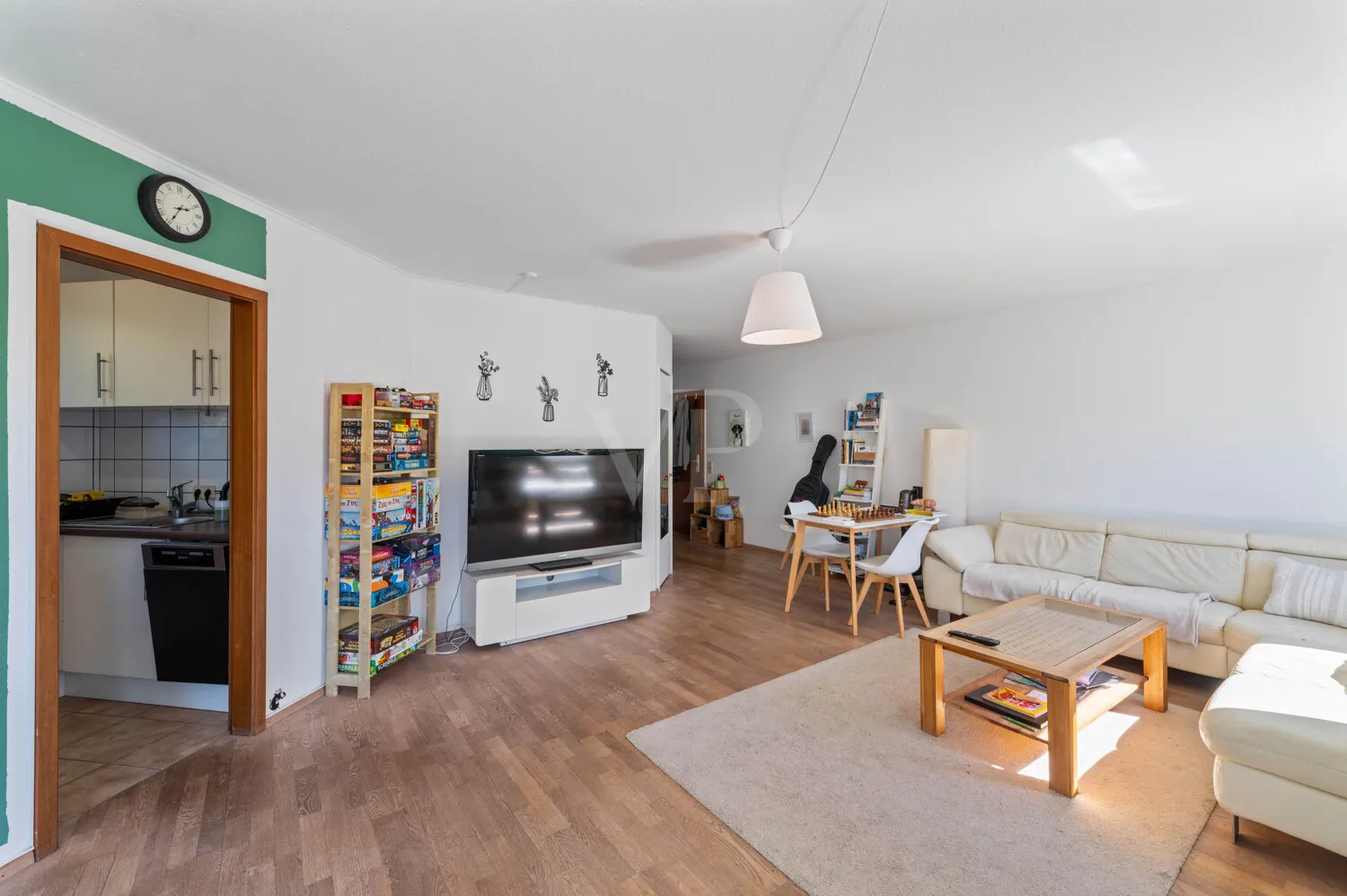 Wohnzimmer mit Blick Richtung Küche und Flur