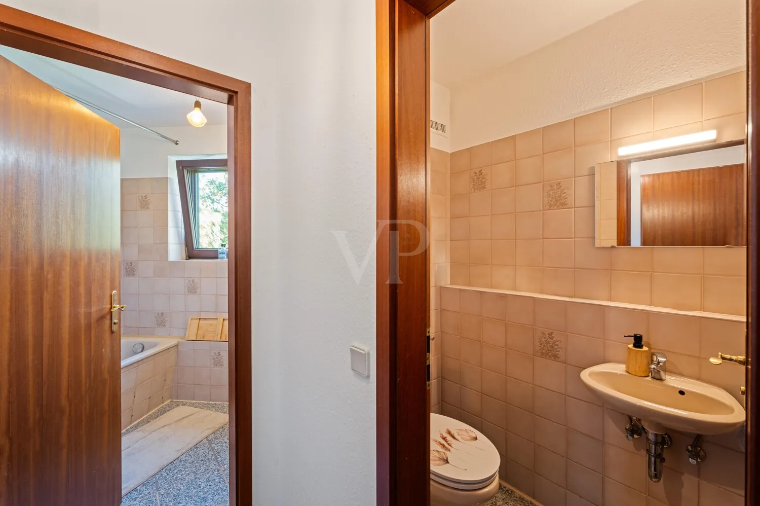 Badezimmer mit separatem WC