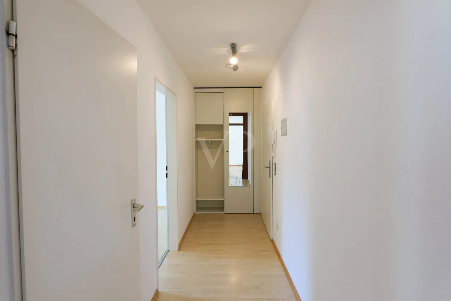 Flur mit Blick Richtung Eingangstüre und Schlafzimmer