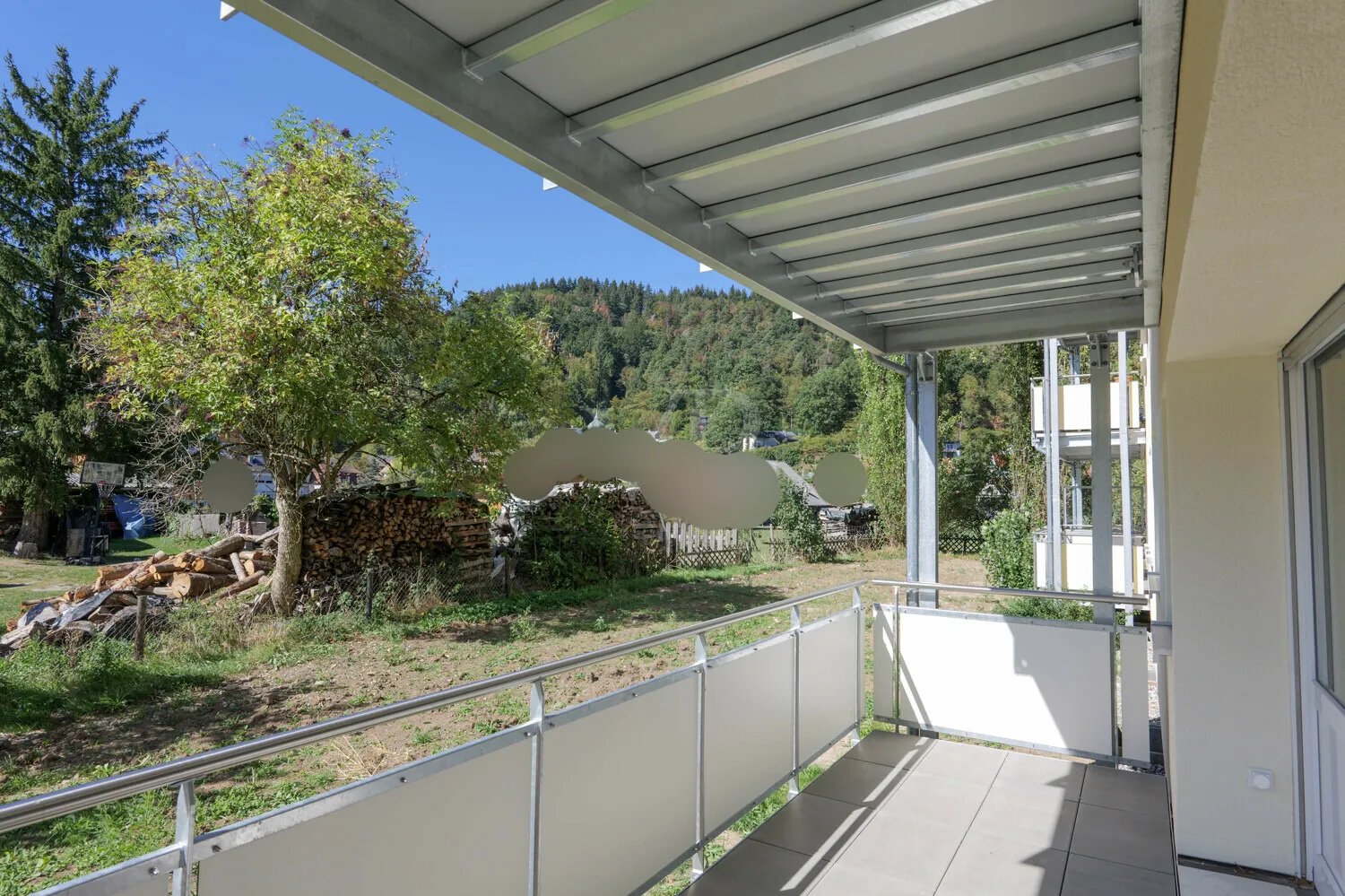 großzügiger Balkon mit Blick ins Grüne  Neu