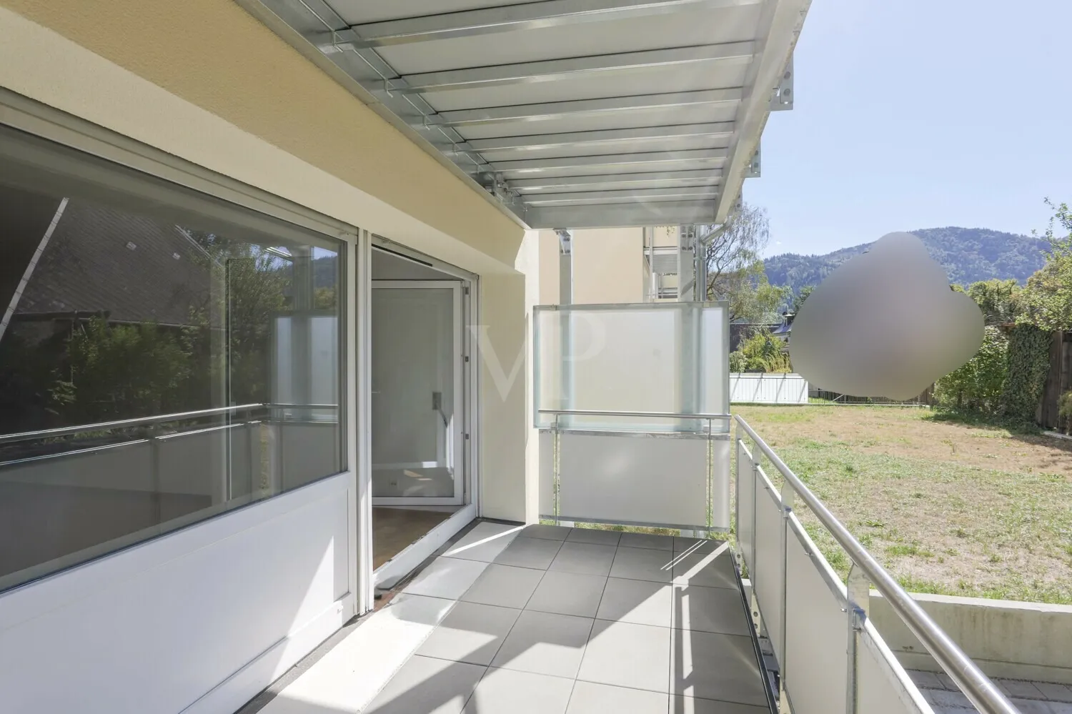 großzügiger Balkon mit Blick ins Grüne  Neu