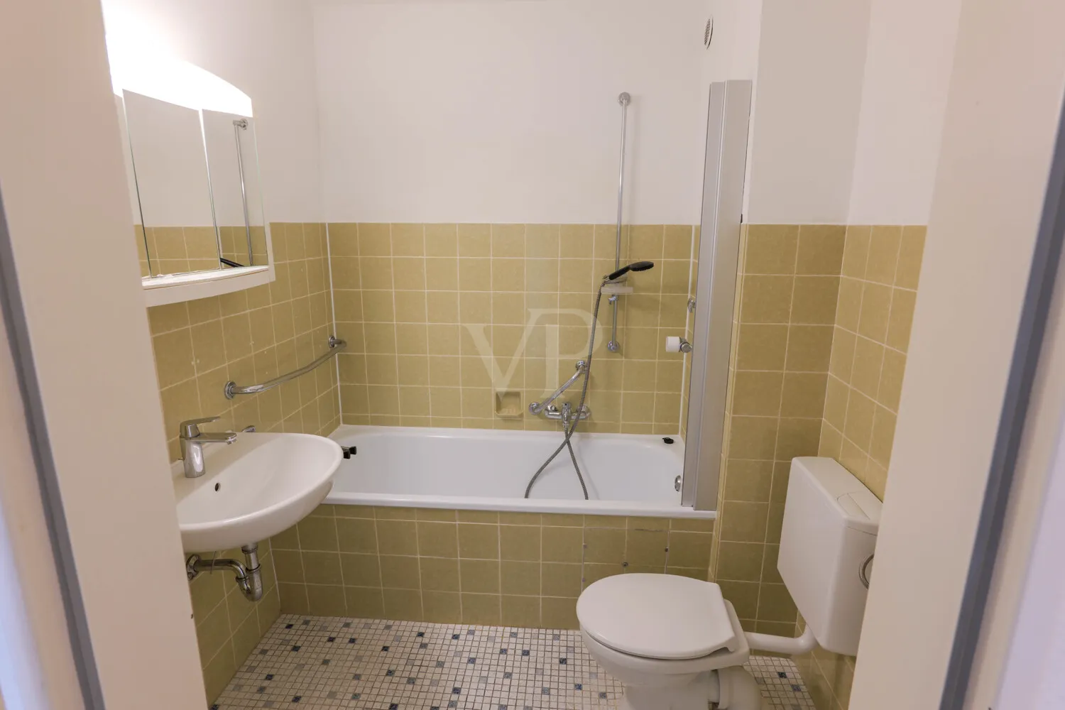 Badezimmer mit Wanne und Waschmaschinenanschluss