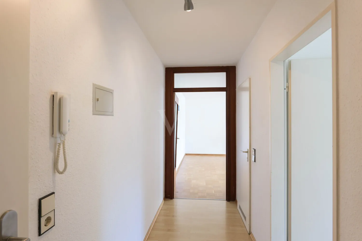 Flur mit Blick ins Wohnzimmer
