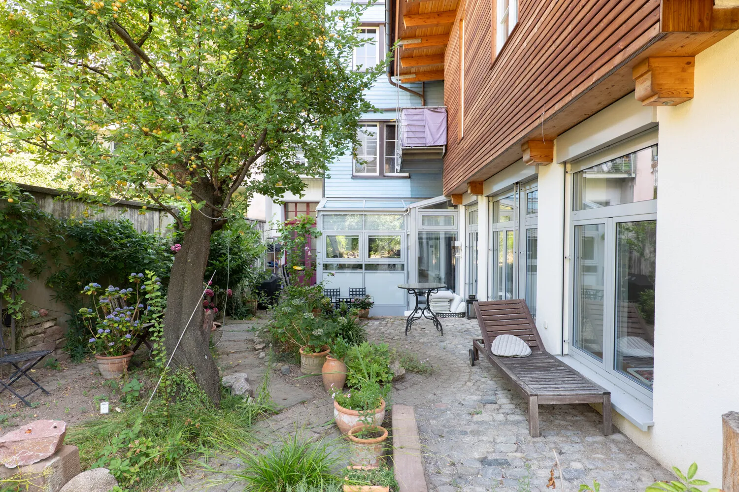 offen gestalteter Freisitz mit Baumbestand