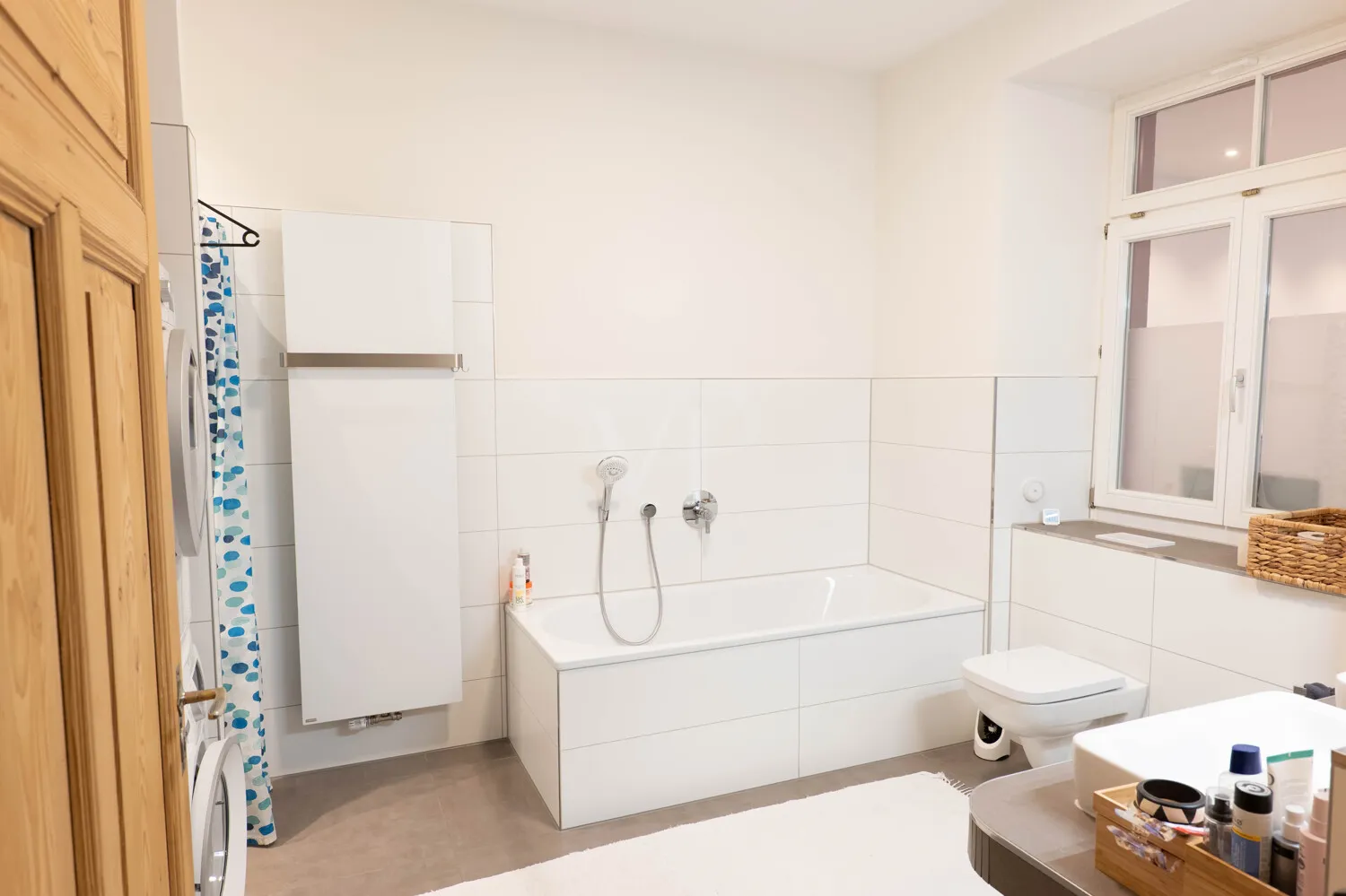 Masterbadezimmer mit Wanne und Dusche