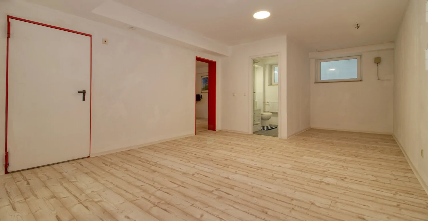 Hobbyraum mit Gästezimmer und -bad