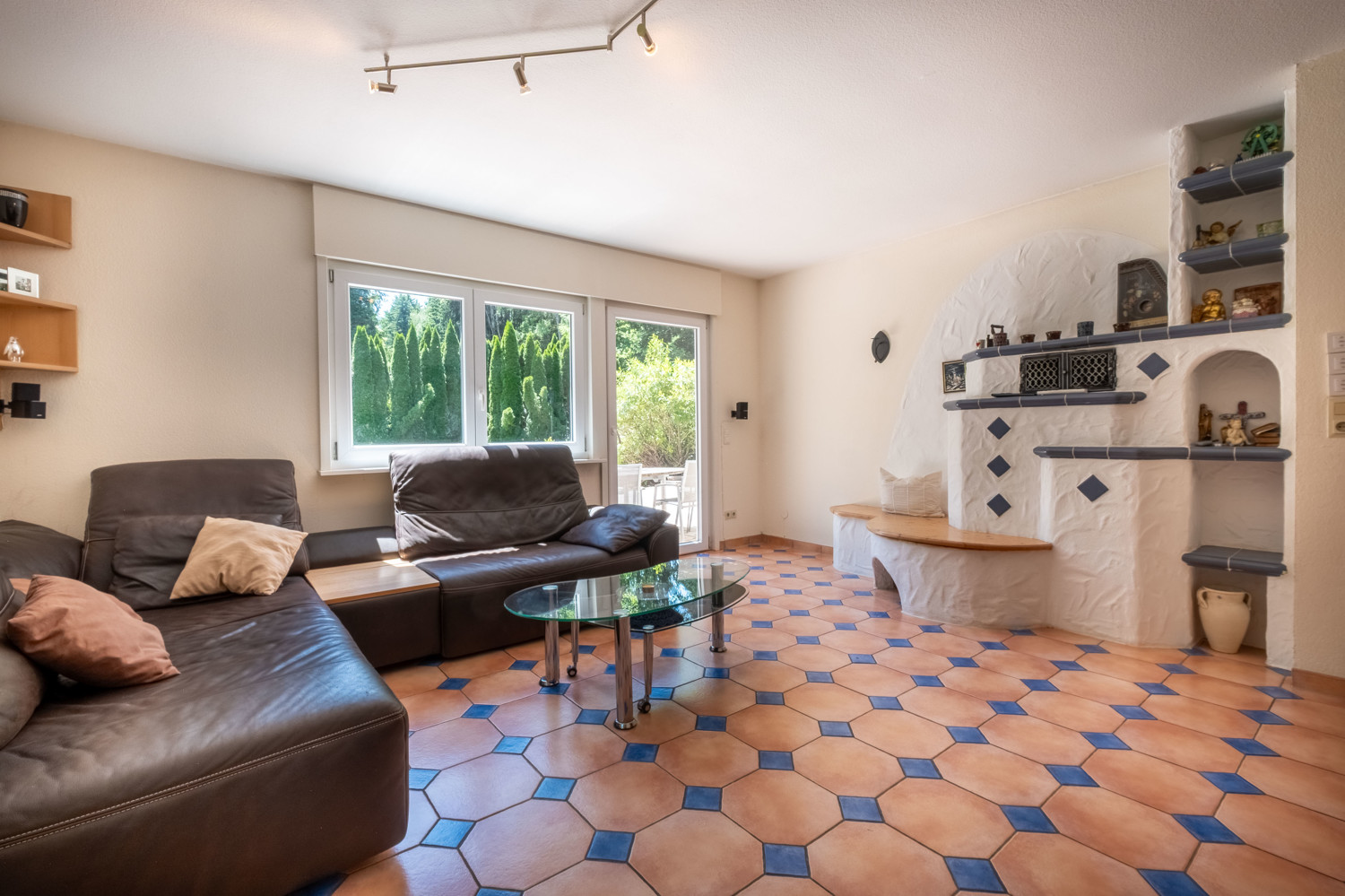 Wohnzimmer mit Kachelofen und Zugang zur Terrasse