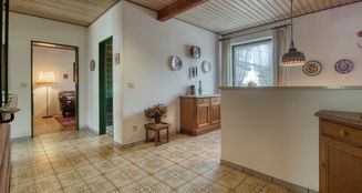 von_poll_real_estate_property_25042001_image_3