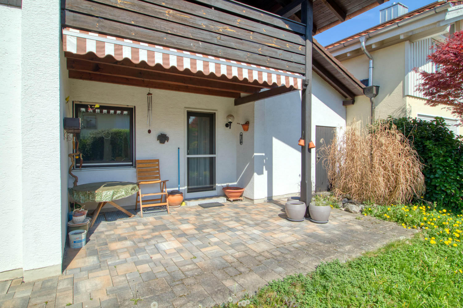 teilüberdachte Terrasse mit Markise