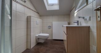 von_poll_real_estate_property_25042001_image_11