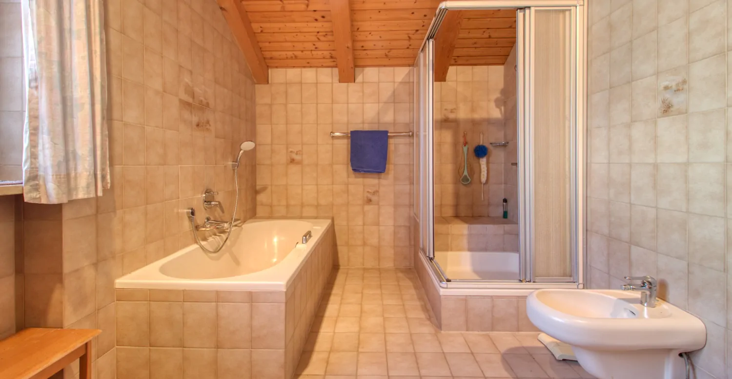 Bad mit Wanne, Dusche und Bidet