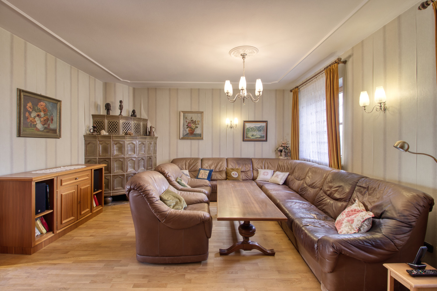 Wohnzimmer mit Kachelofen (Grundofen)