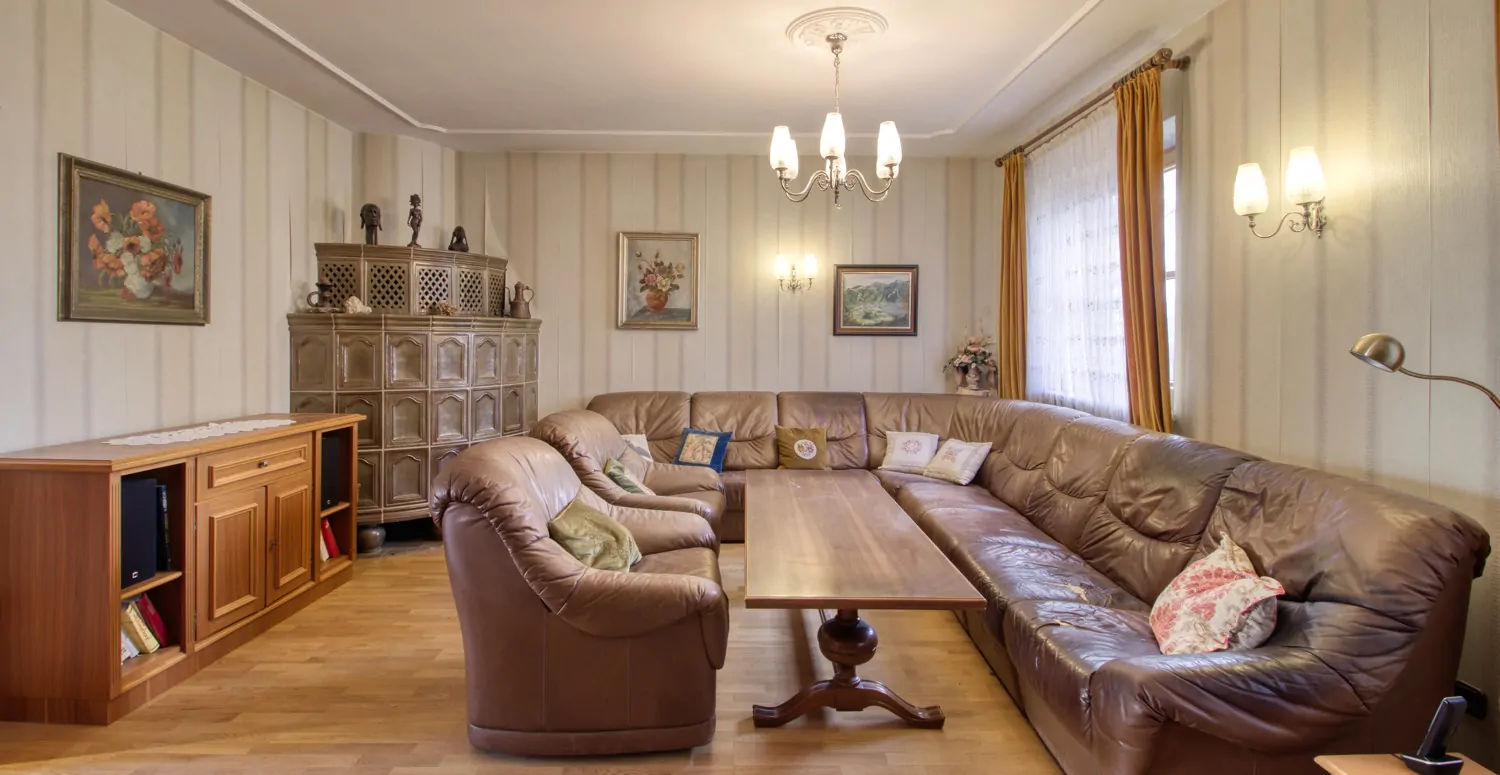 Wohnzimmer mit Kachelofen (Grundofen)