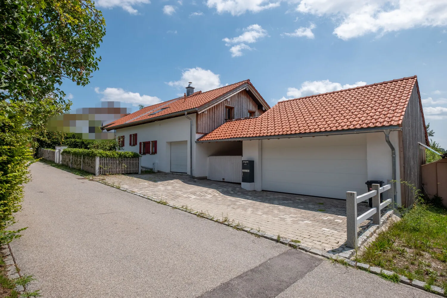 Außenansicht mit Garage