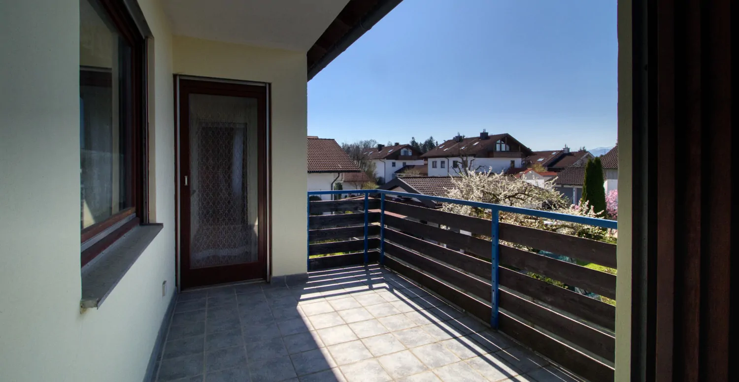 Balkon mit Fliesenboden und Vordach