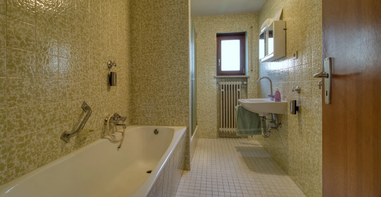 Bad mit Wanne und Dusche