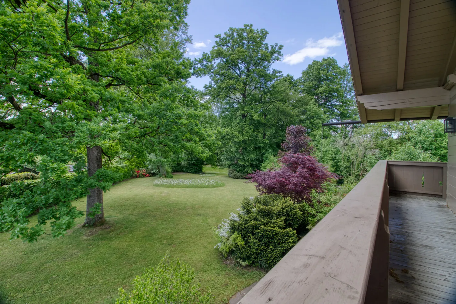 Blick vom Balkon in den Garten