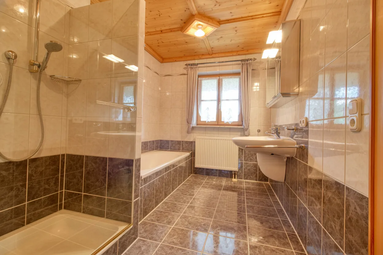 Bad mit Wanne und Dusche