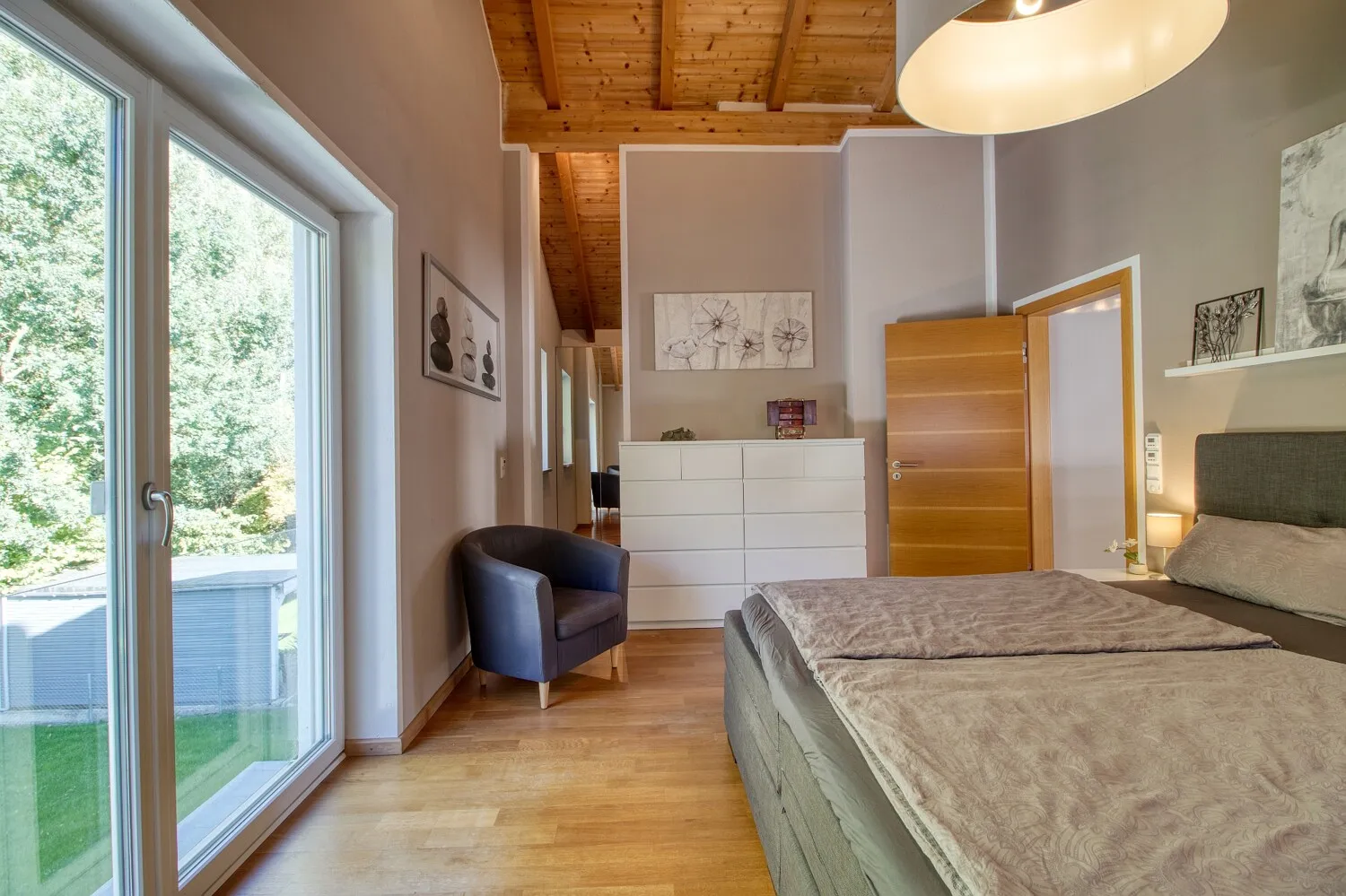 Schlafzimmer 1