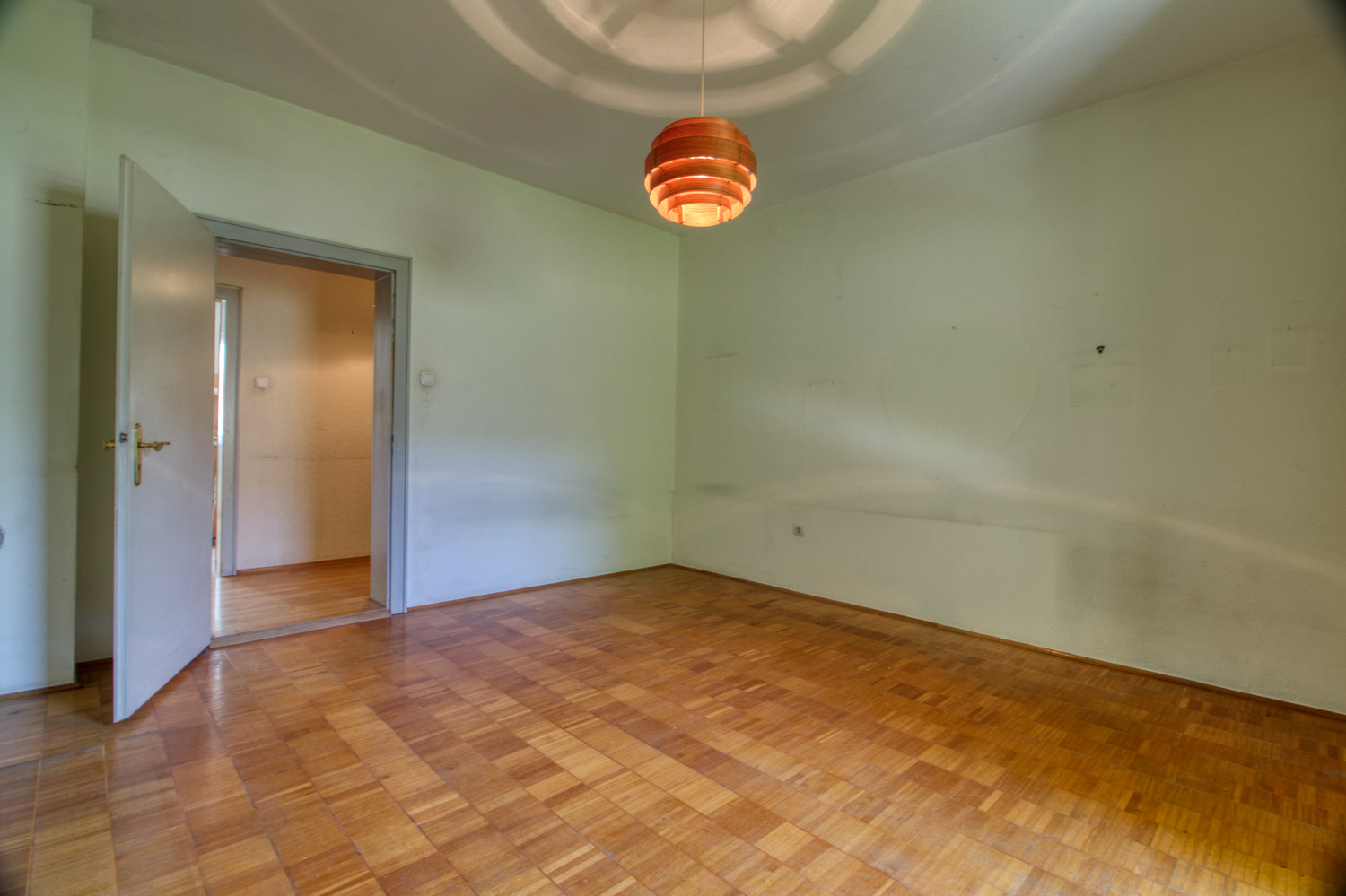 Wohnzimmer mit Balkon