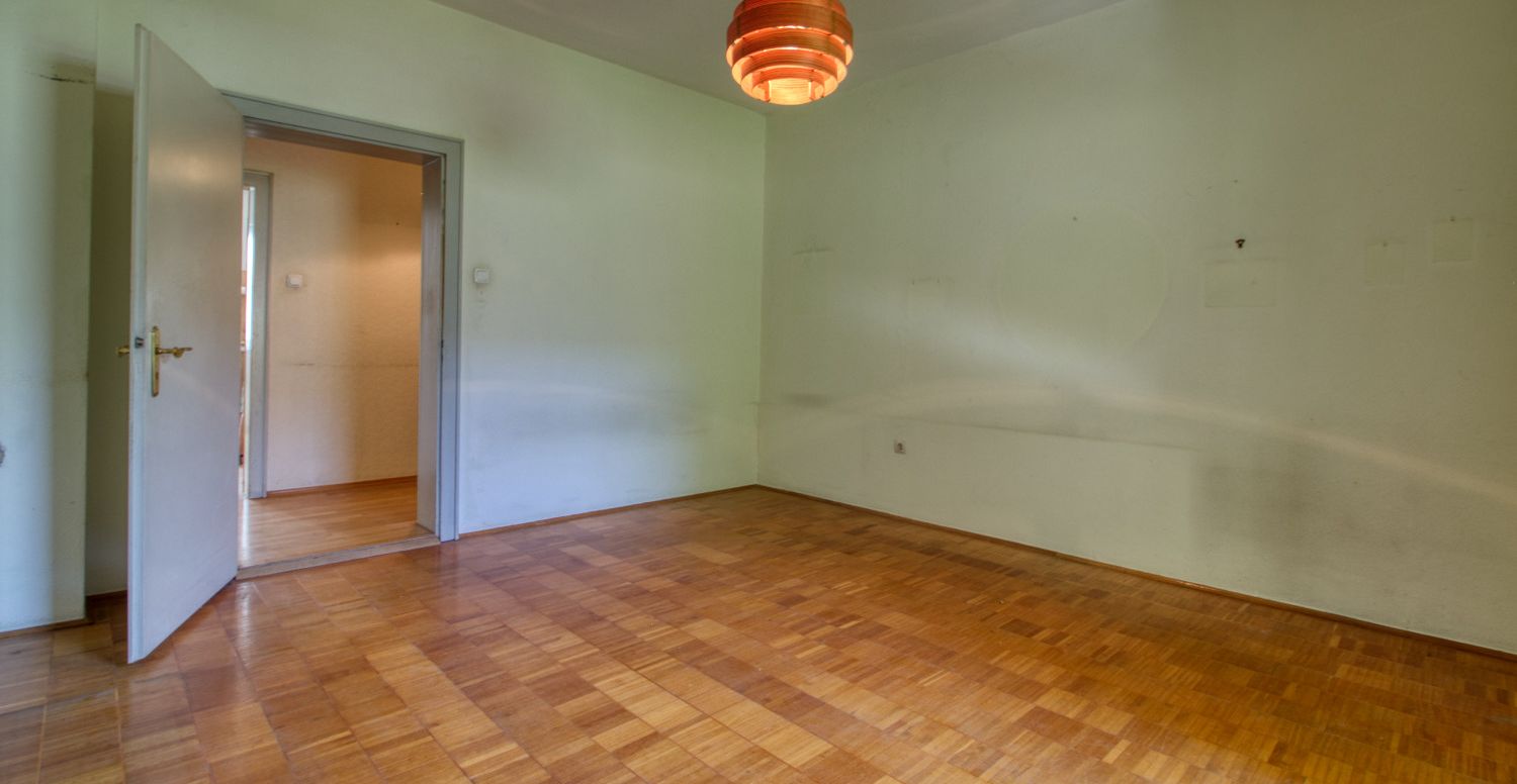 Wohnzimmer mit Balkon