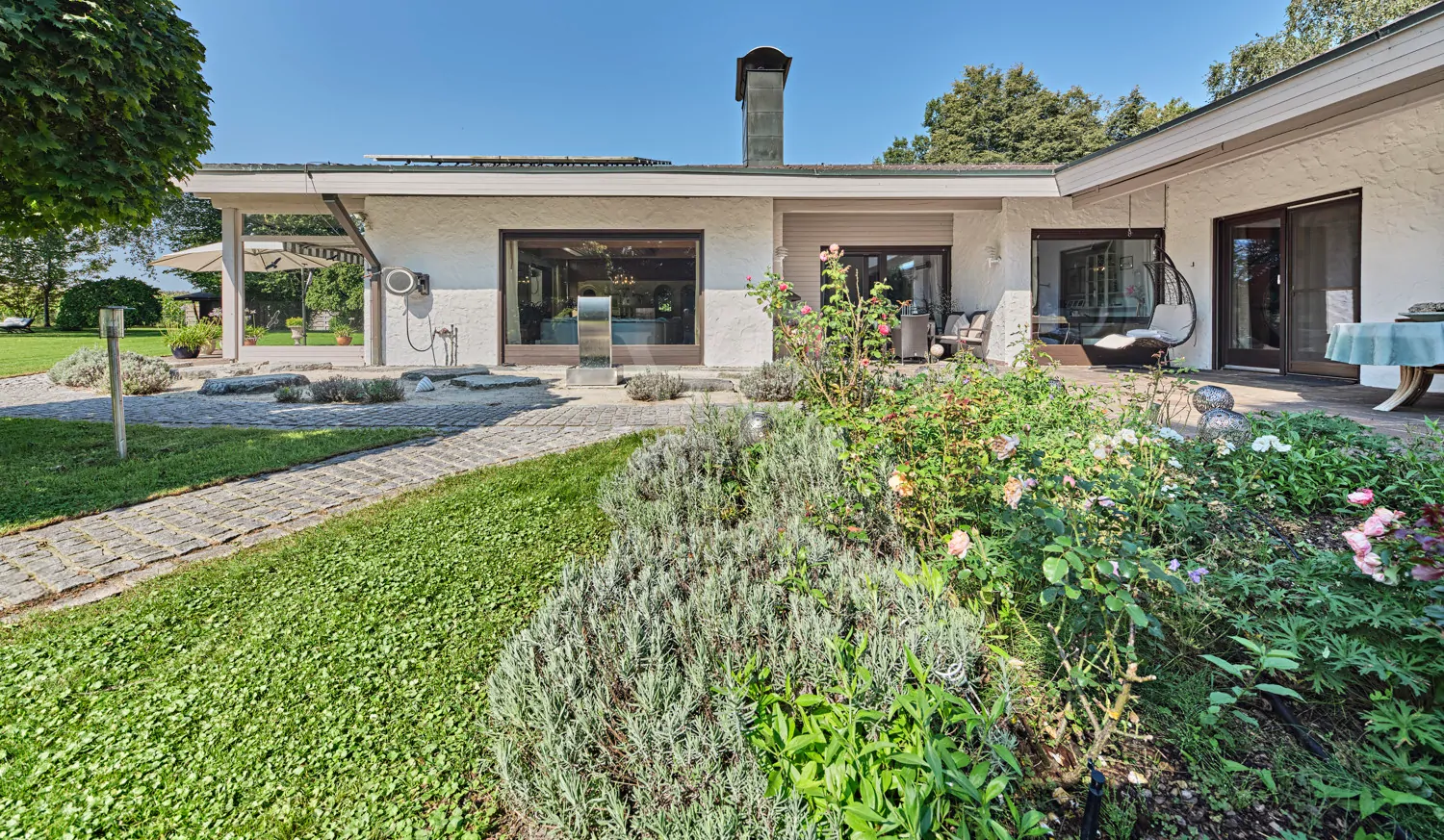 Villa im Eckbungalowstil