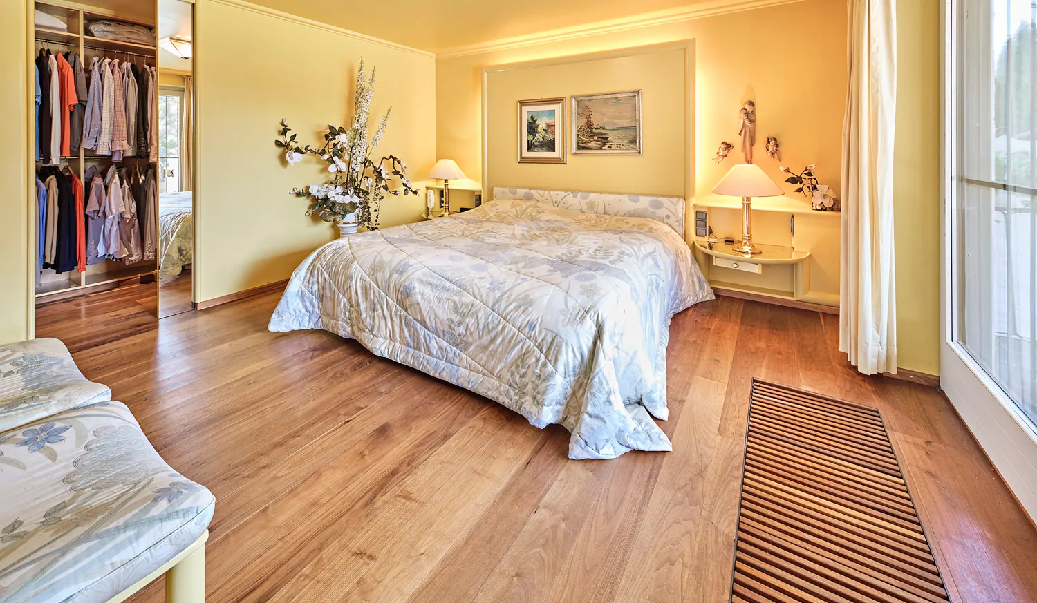 Schlafzimmer mit begehbarem Kleiderschrank