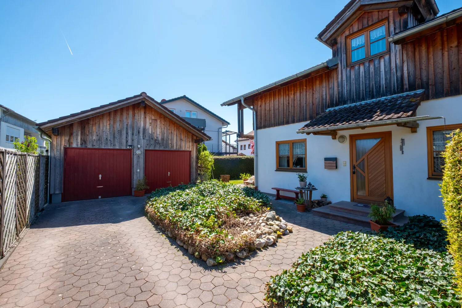 Eingangsbereich mit Garagen