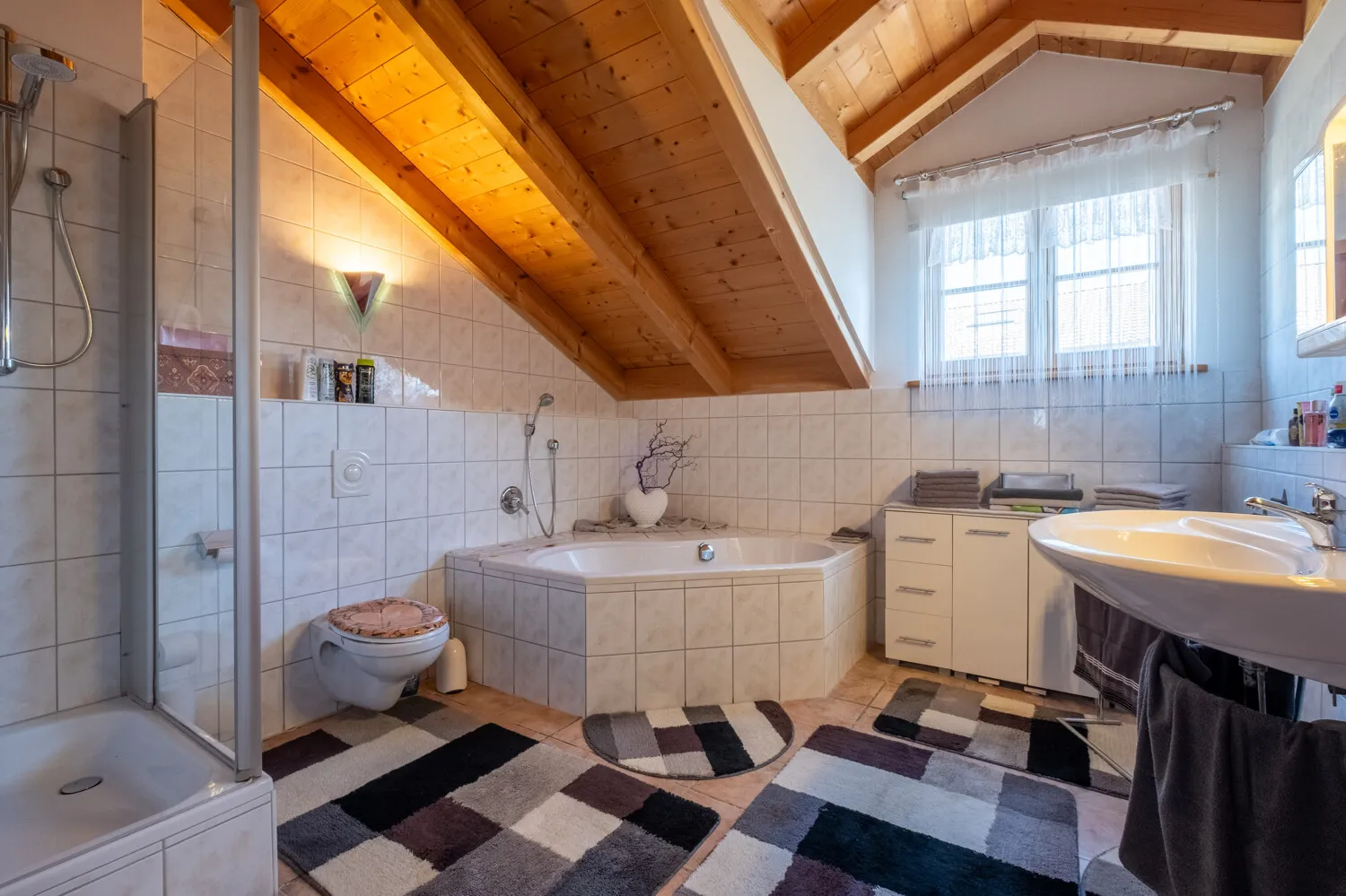 Großes Bad mit Wanne und Dusche