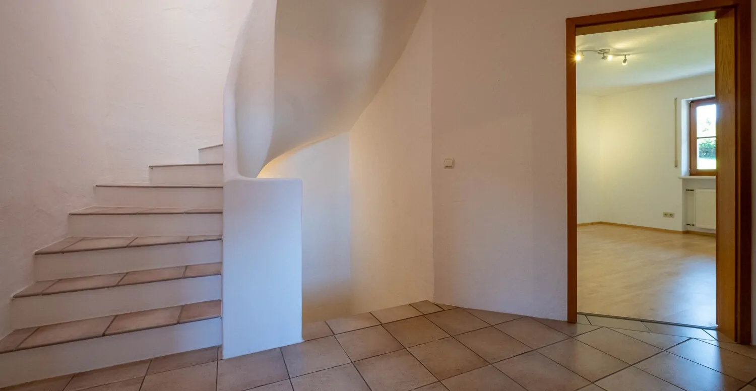 Diele OG mit Treppe ins DG