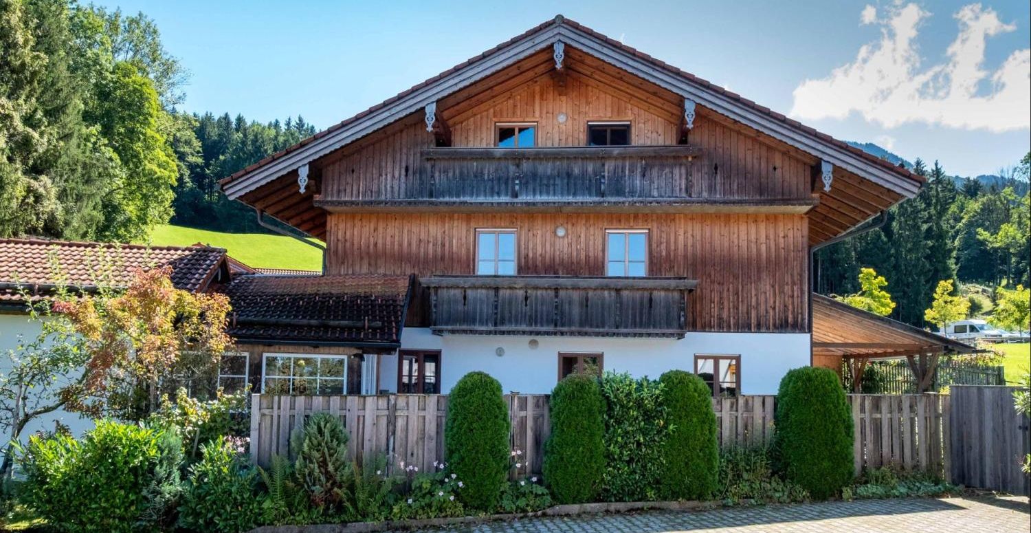 Samerberg - Grainbach: Großzügige Doppelhaushälfte in sonniger  Ortsrandlage