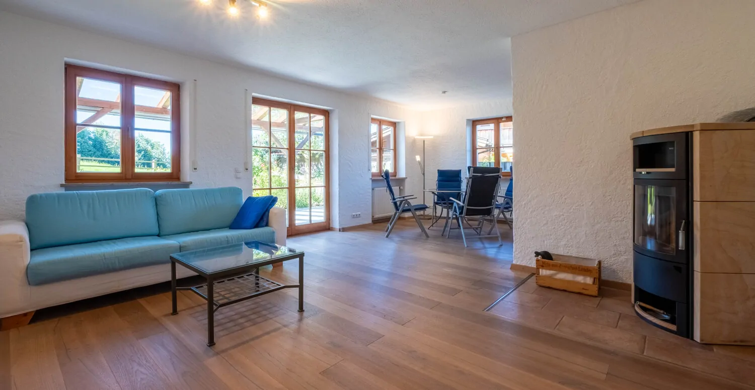 offener Wohn-Essbereich mit Holzofen