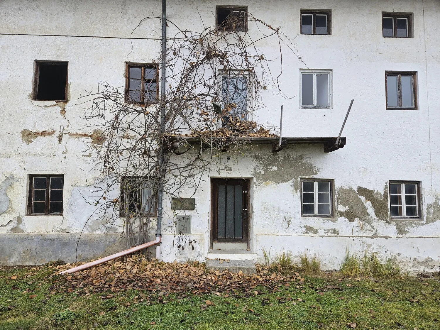 Sanierungsbedürftiges Bauernhaus Ansicht von Süden