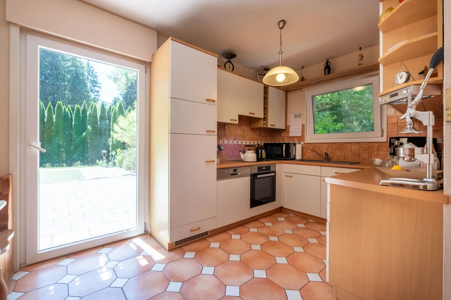 Wohnküche mit Zugang zur Terrasse