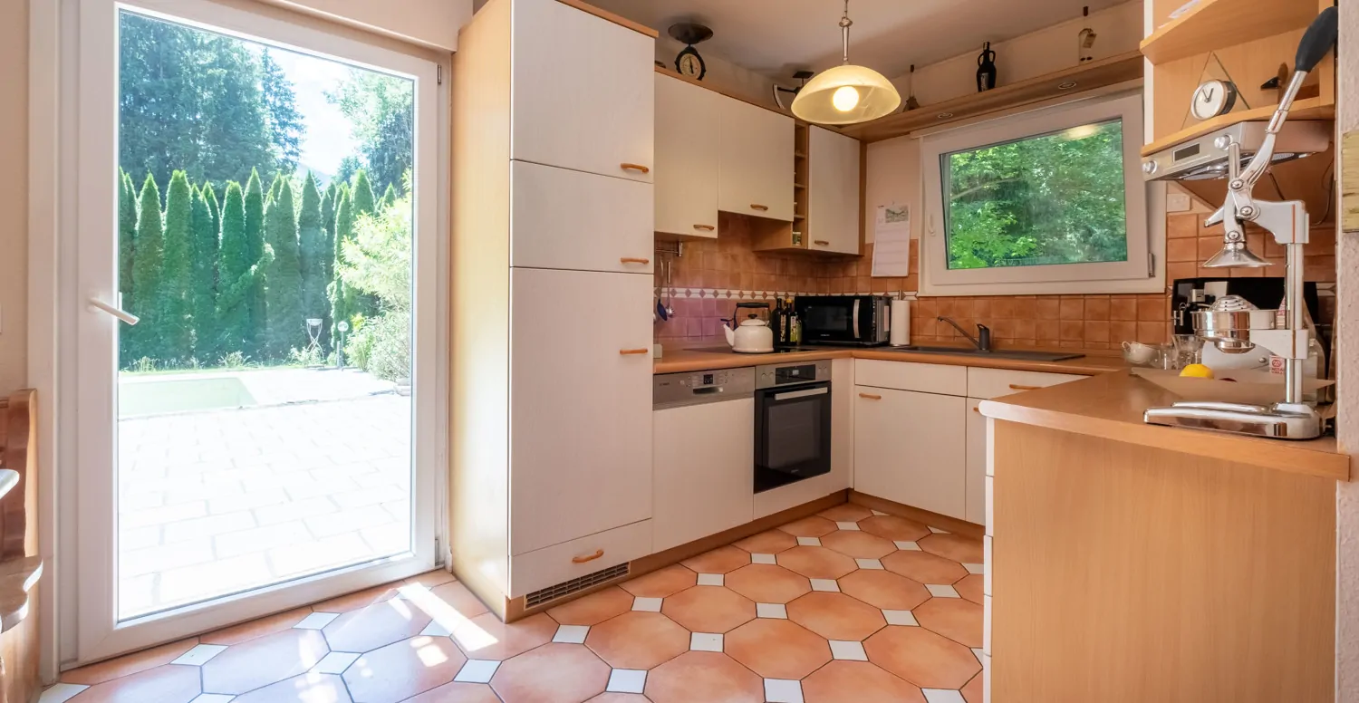 Wohnküche mit Zugang zur Terrasse