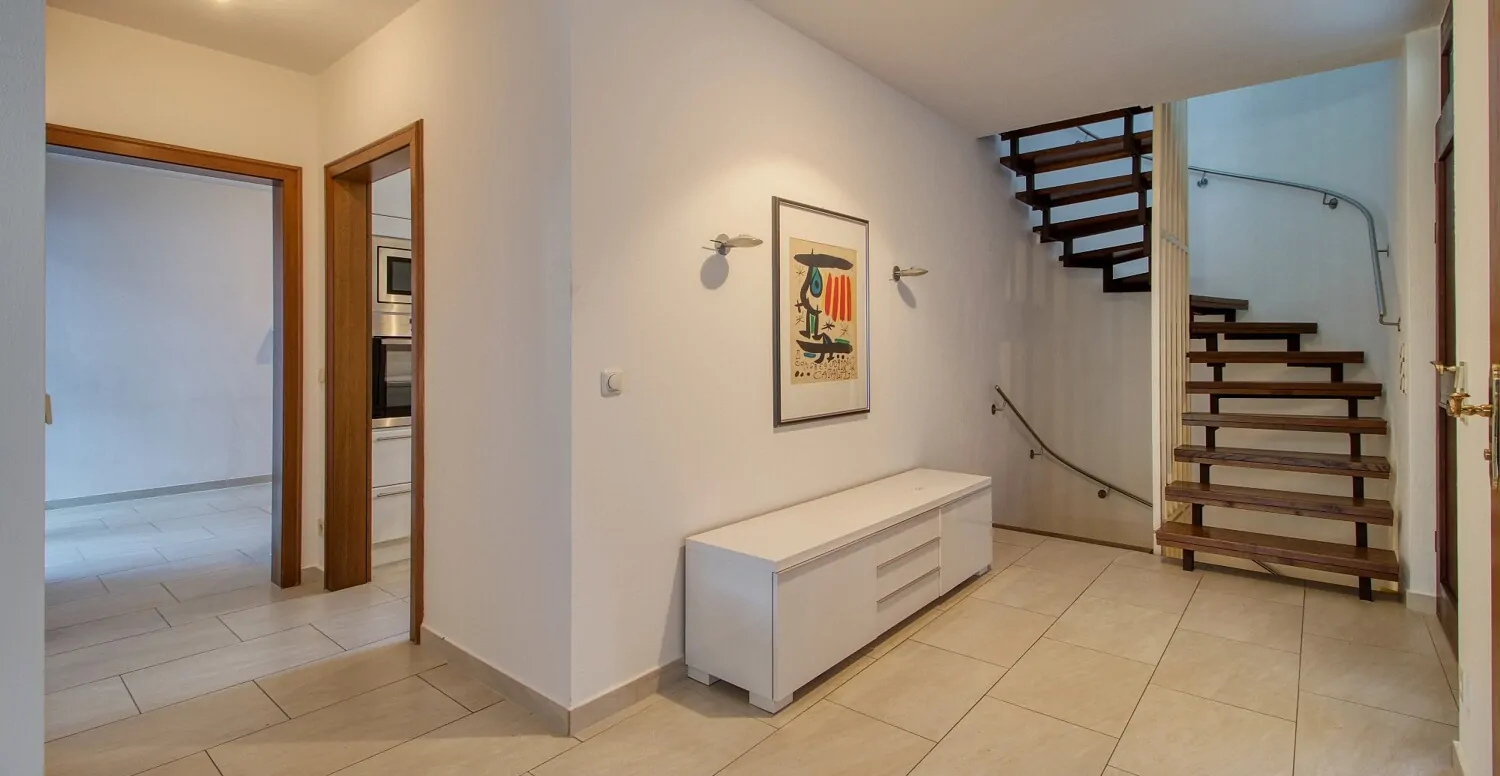 Diele mit Blick Richtung, Treppe, Küche und Büro, Gästezimmer