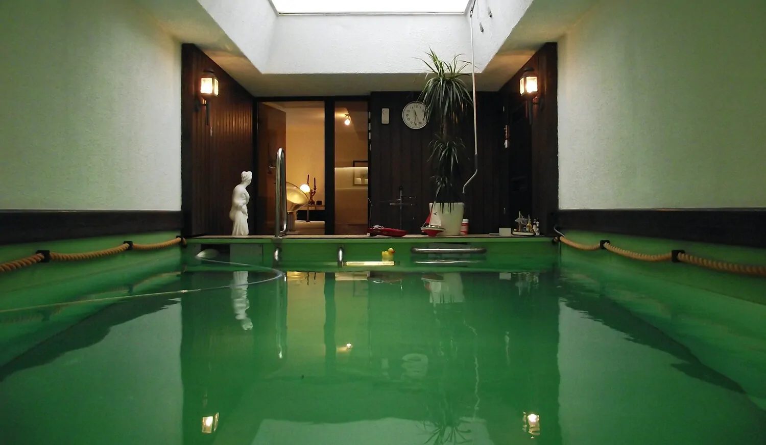 Schwimmbad mit öffenbarer Lichtkuppel zum Garten