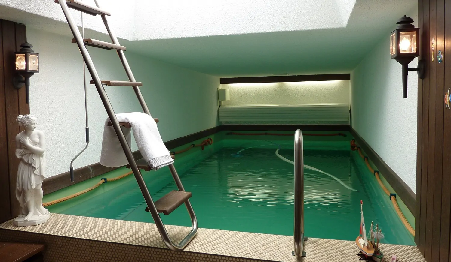 Schwimmbad mit öffenbarer Lichtkuppel zum Garten