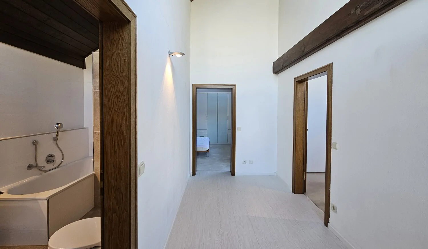 Flur OG mit Blick ins Bad und in die 2 Schlafzimmer