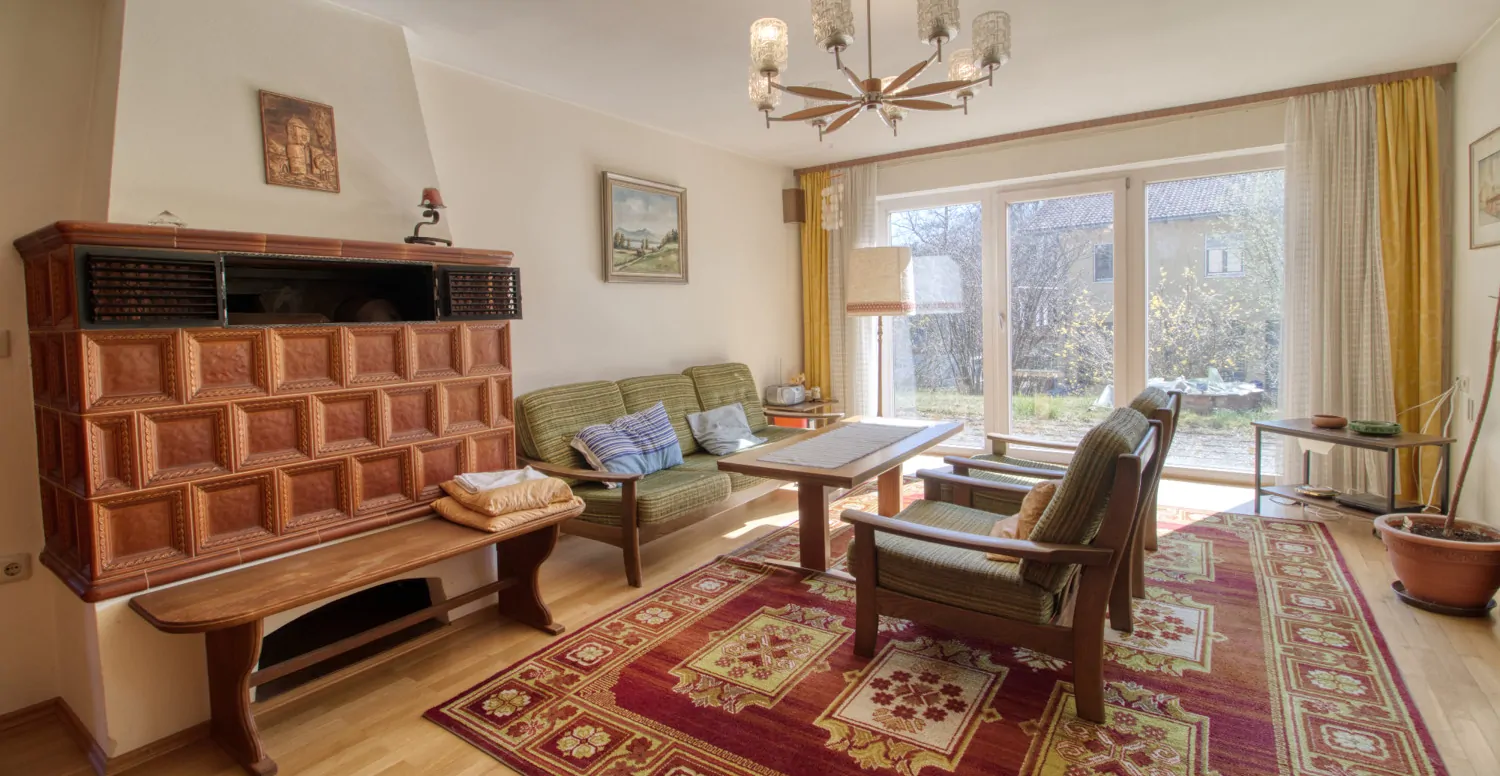 Wohnzimmer mit Kachelofen