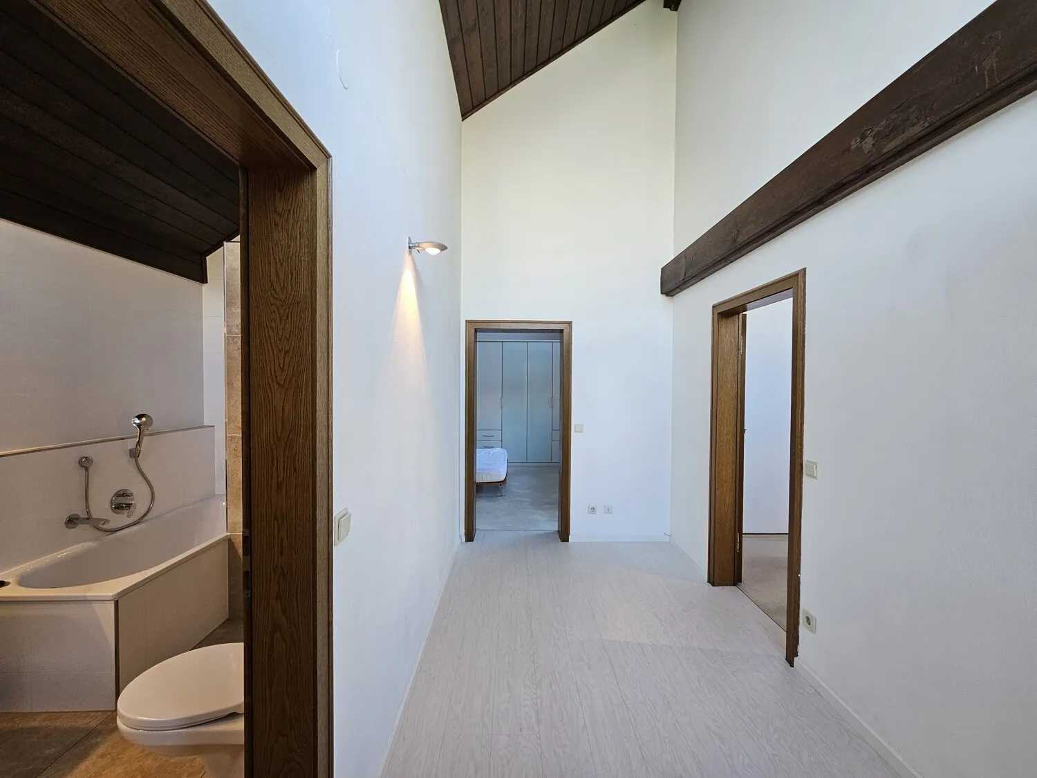 Flur OG mit Blick ins Bad und in die 2 Schlafzimmer