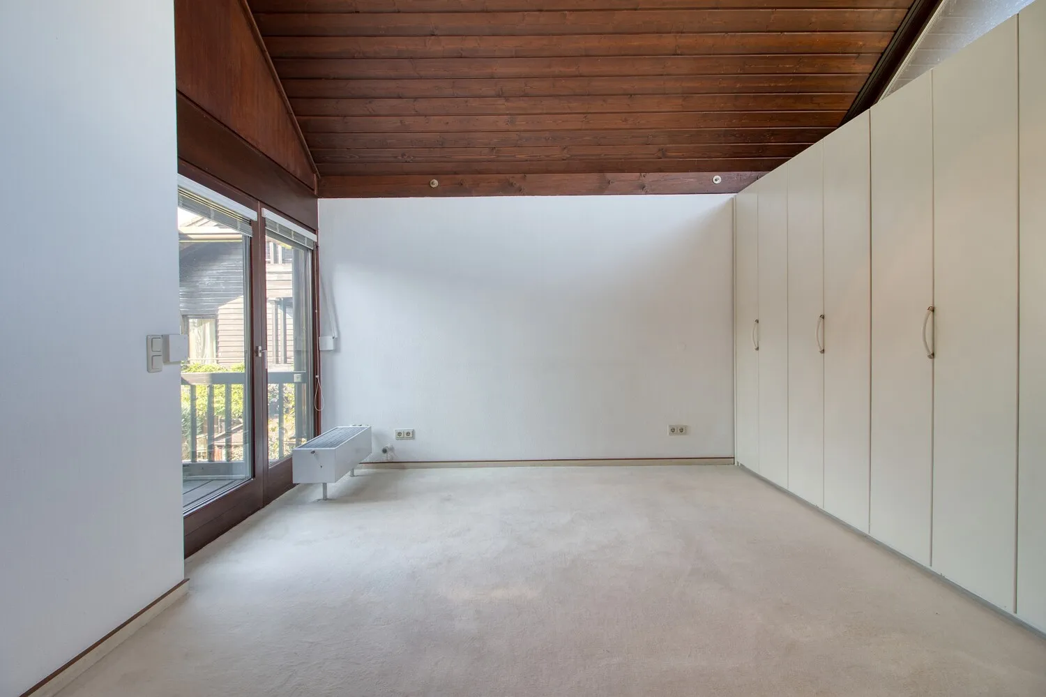 Schlafzimmer mit überdachtem Balkon
