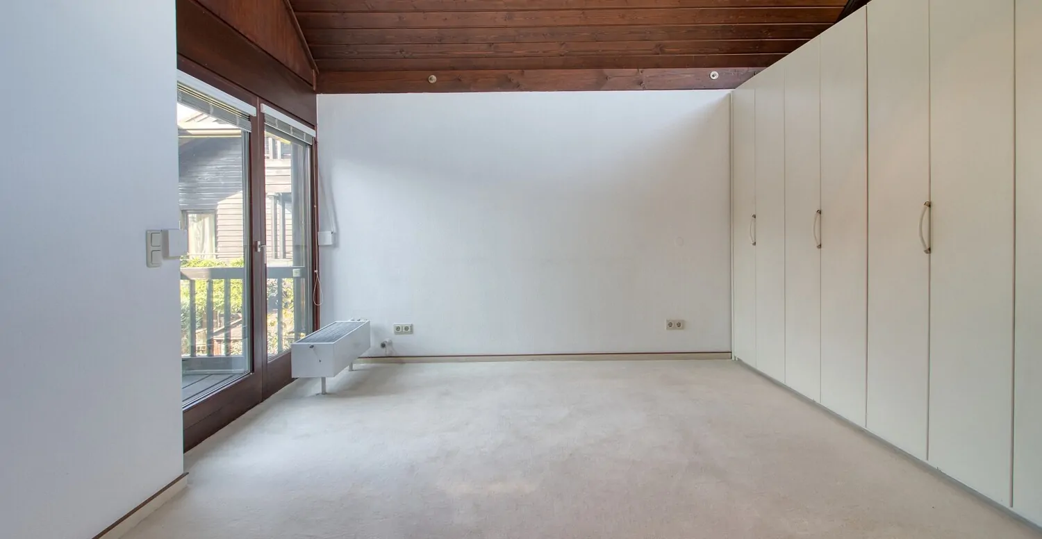 Schlafzimmer mit überdachtem Balkon