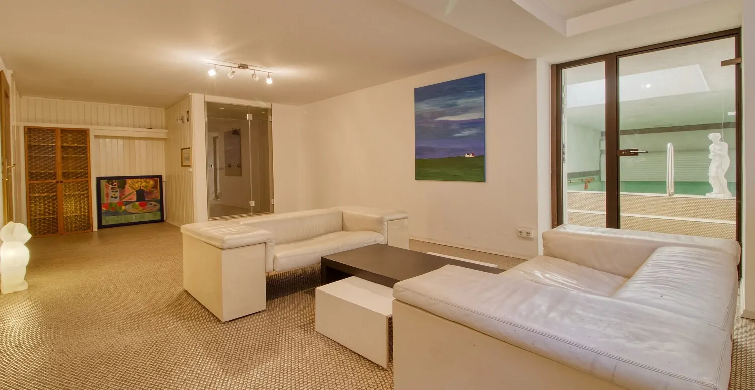 Wellnessbereich mit Schwimmbad und Dusche